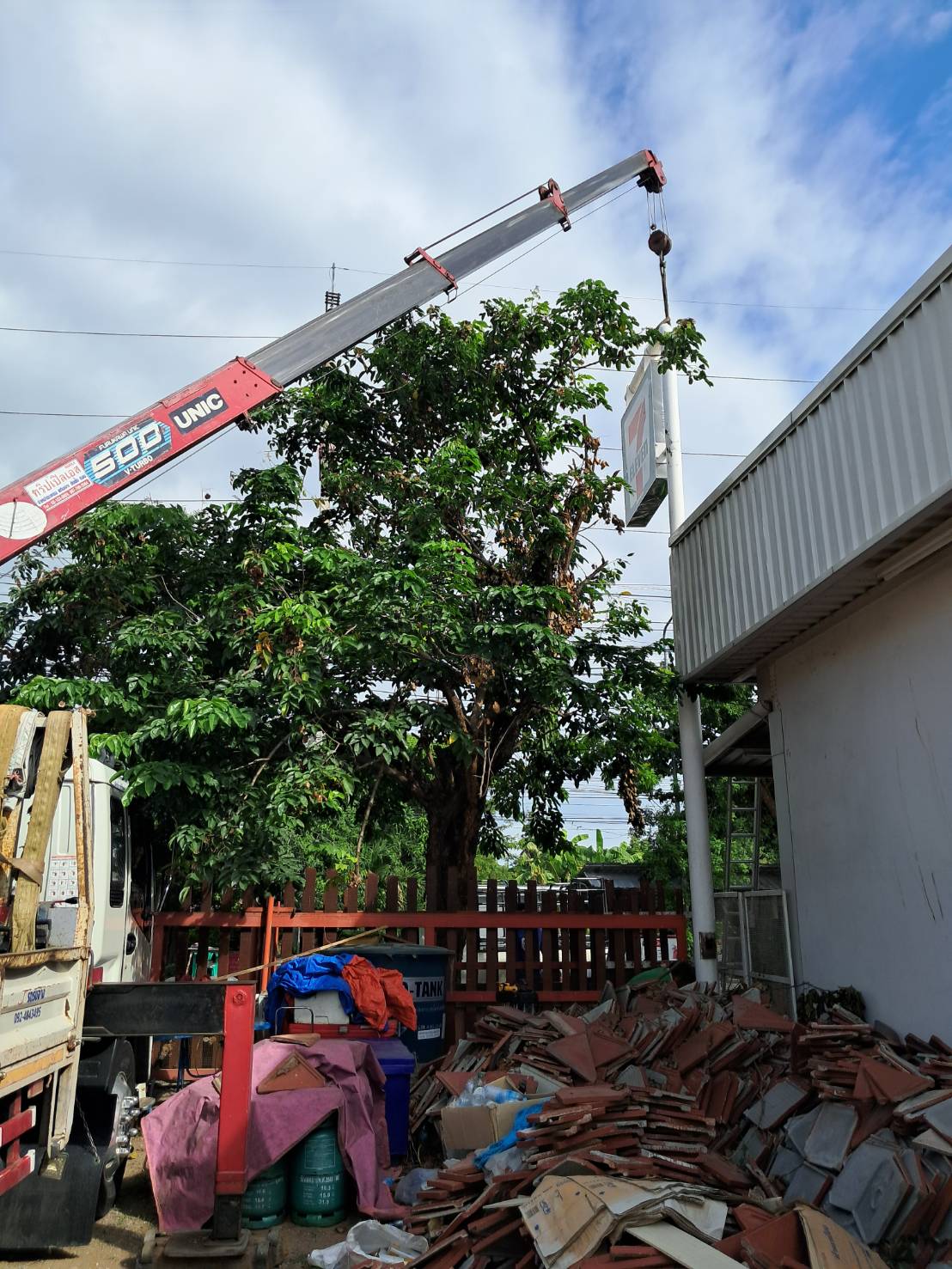 14 - https://รถเฮี๊ยบอยุธยาอ่างทอง.com | บริการรถเฮี๊ยบรับจ้างอยุธยา อ่างทอง และพื้นที่ใกล้เคียง ให้เช่ารถบรรทุกติดเครน 6 ล้อ สำหรับยกและขนย้ายสิ่งของหนักอย่างมืออาชีพ ปลอดภัย ตรงต่อเวลา ในราคาที่เป็นกันเอง