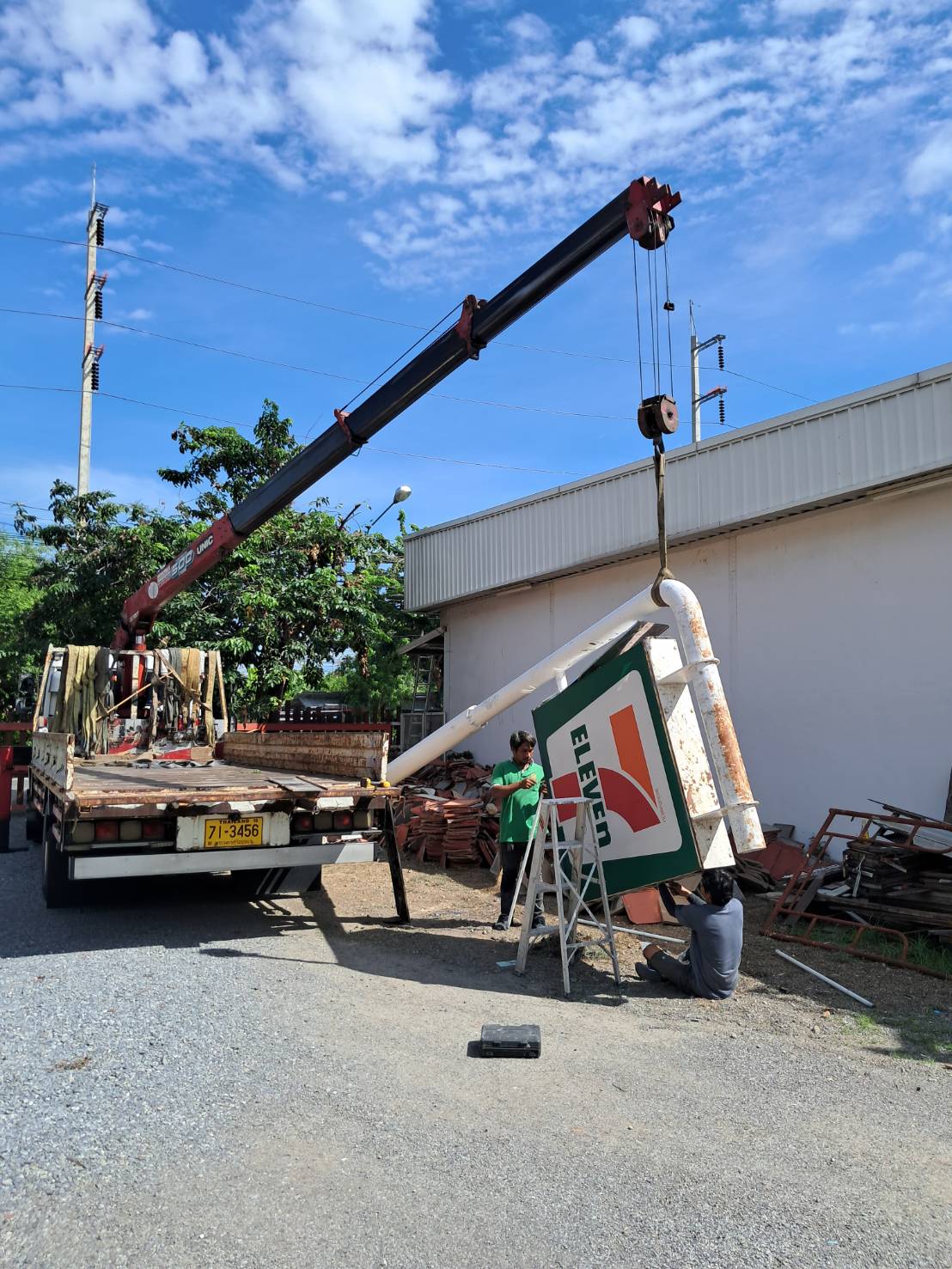 15 - https://รถเฮี๊ยบอยุธยาอ่างทอง.com | บริการรถเฮี๊ยบรับจ้างอยุธยา อ่างทอง และพื้นที่ใกล้เคียง ให้เช่ารถบรรทุกติดเครน 6 ล้อ สำหรับยกและขนย้ายสิ่งของหนักอย่างมืออาชีพ ปลอดภัย ตรงต่อเวลา ในราคาที่เป็นกันเอง