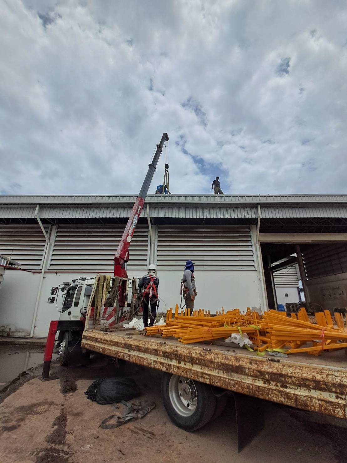 17 - https://รถเฮี๊ยบอยุธยาอ่างทอง.com | บริการรถเฮี๊ยบรับจ้างอยุธยา อ่างทอง และพื้นที่ใกล้เคียง ให้เช่ารถบรรทุกติดเครน 6 ล้อ สำหรับยกและขนย้ายสิ่งของหนักอย่างมืออาชีพ ปลอดภัย ตรงต่อเวลา ในราคาที่เป็นกันเอง